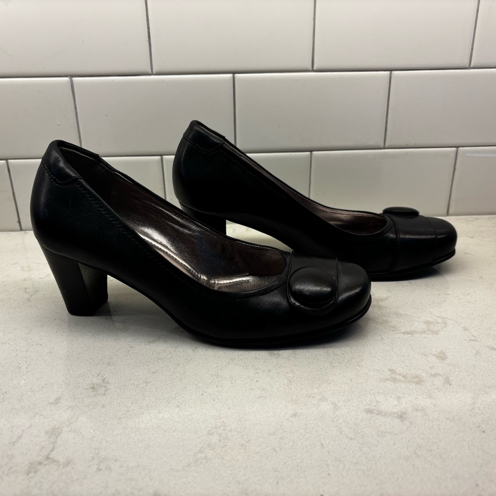 Ecco Bouillon Black Leather Heeled Pumps with Button Detail size 38
